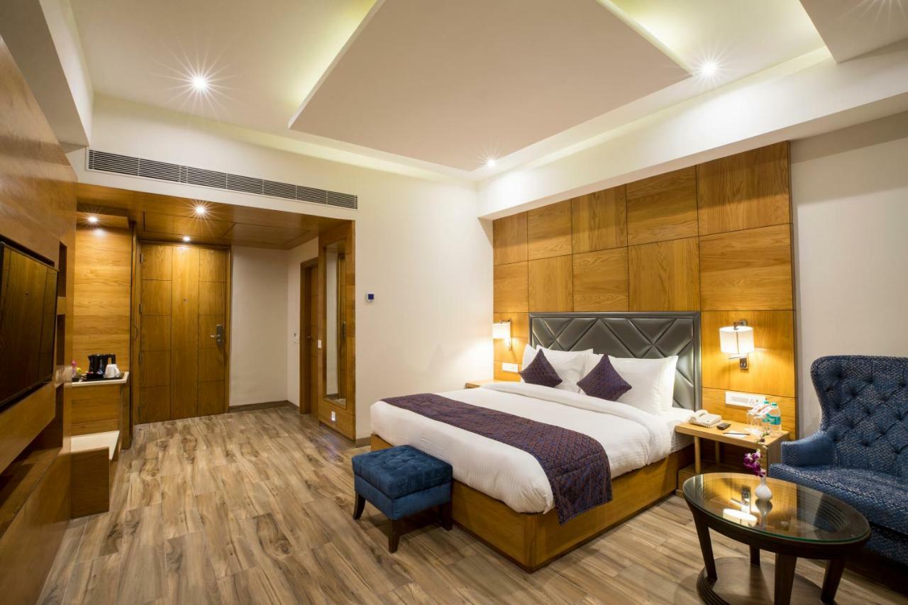 รีเจนตา เซ็นทรัล คาสเซีย ซิรักปุระ จันทิครห์ Hotel Zirakpur ภายนอก รูปภาพ