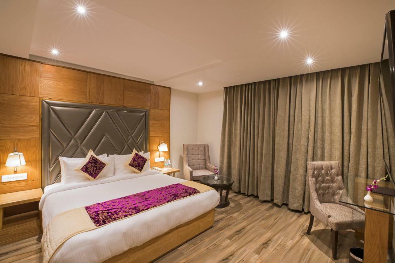 รีเจนตา เซ็นทรัล คาสเซีย ซิรักปุระ จันทิครห์ Hotel Zirakpur ภายนอก รูปภาพ